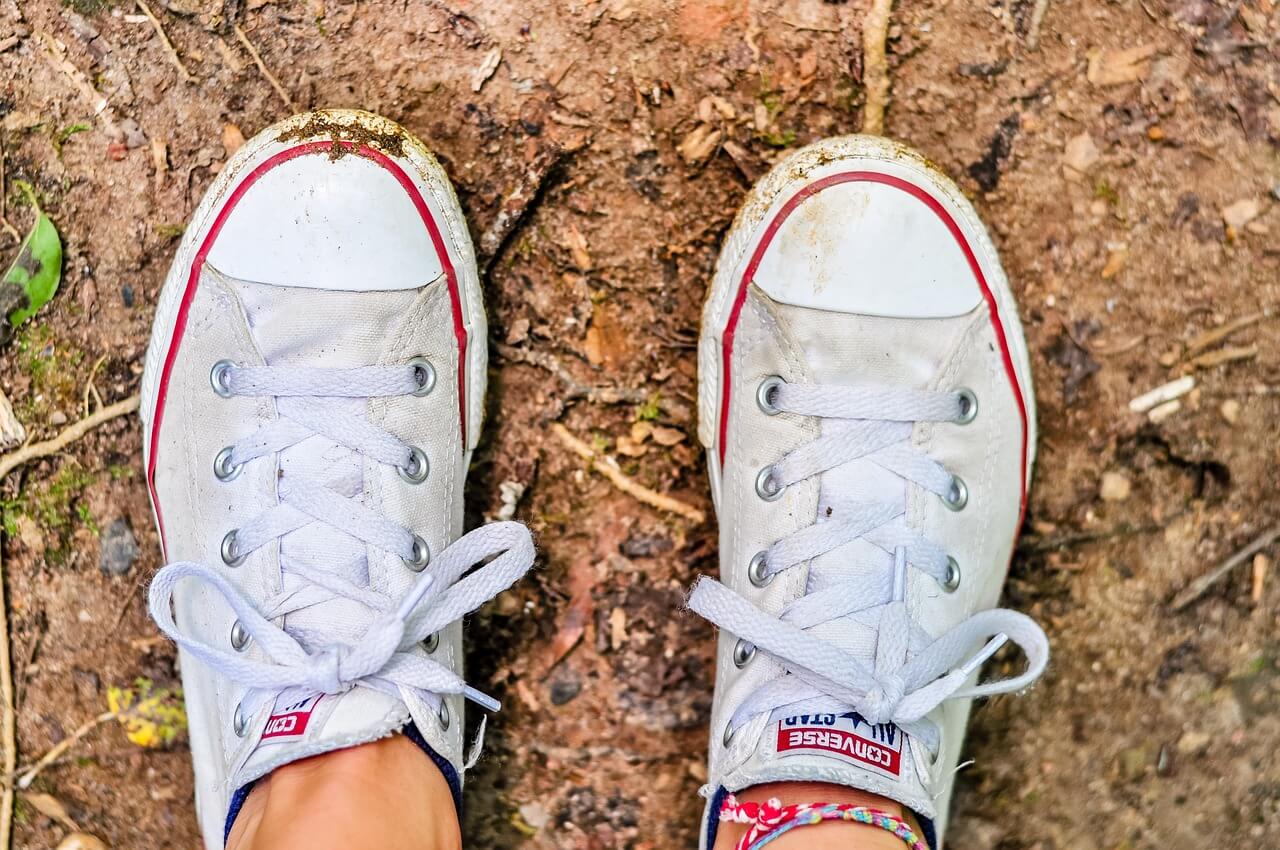 Zabrudzenie na białym obuwiu – jak bezpiecznie się go pozbyć?
