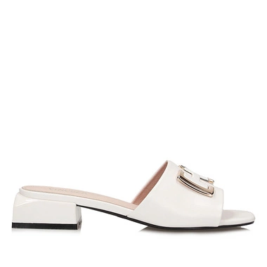 Stylowe damskie klapki na płaskim obcasie Vinceza 62229 WH