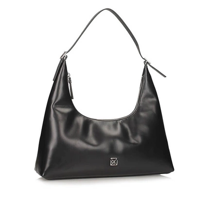 Czarna klasyczna torebka Calvin Klein LV04F3262G UB1 EMBLEM LEATHER SHOULDER BAG BLACK