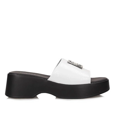 Klasyczne skórzane klapki damskie na platformie Vinceza 79526 WH