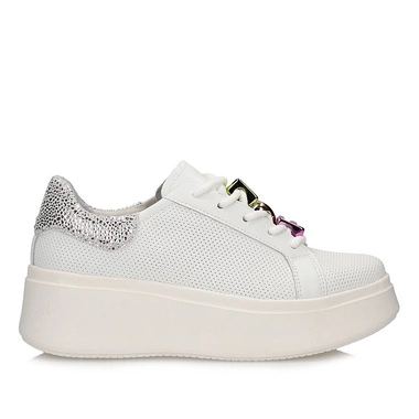 Skórzane sneakersy damskie na grubej podeszwie Filippo DP6793/25 WH