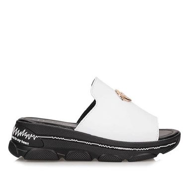 Eleganckie klapki na platformie Filippo DK3872/25 WH