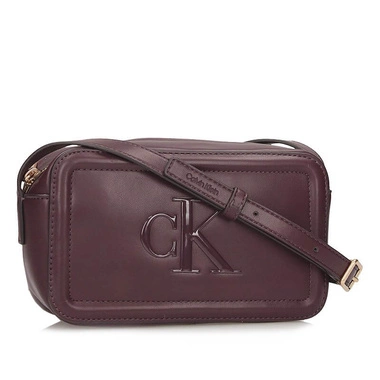 Bordowa oryginalna listonoszka damska Calvin Klein LV04F3220G BAP RAISED CAMERA BAG FUDGE