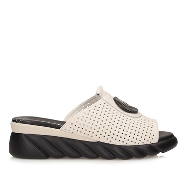 Klasyczne beżowe klapki damskie na platformie Artiker 56C1604