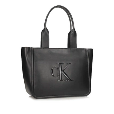 Czarna klasyczna torebka shopperka Calvin Klein LV04F3218G UB1 RAISED MEDIUM TOTE BLACK